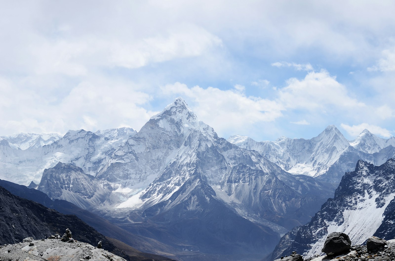 云雾山峦概念影像